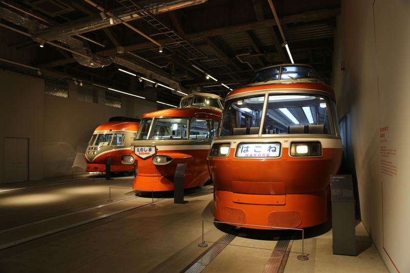 1階のロマンスカーギャラリー。ふだんは照明を落とし落ち着いた雰囲気。ヘッドライトの明るさを感じ取れる。光源はLEDに変更されているけれども、シールドビームの雰囲気を再現している