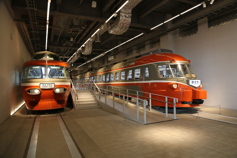 3100形と3000形は3両編成で、プラットホーム状の通路を通れば反対側の先頭部も観られる。同じ形式でも差異があり、3000形は時期によった先頭車のデザインが異なり、3100形は愛称表示が看板から字幕に変わっている