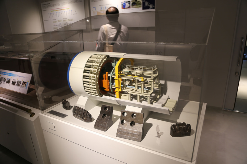 20000形のそばにある「ロマンスカーアカデミア」は小田急電鉄とロマンスカーの歴史資料を展示するほか、講演やワークショップ会場も想定する。これは複々線化工事で地下トンネルを掘ったシールドマシンの模型