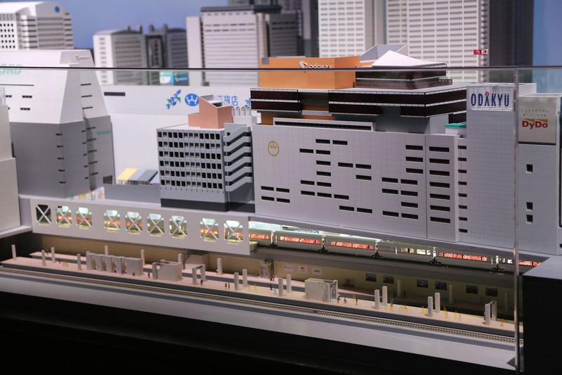 新宿駅。独特の2層構造が再現されている