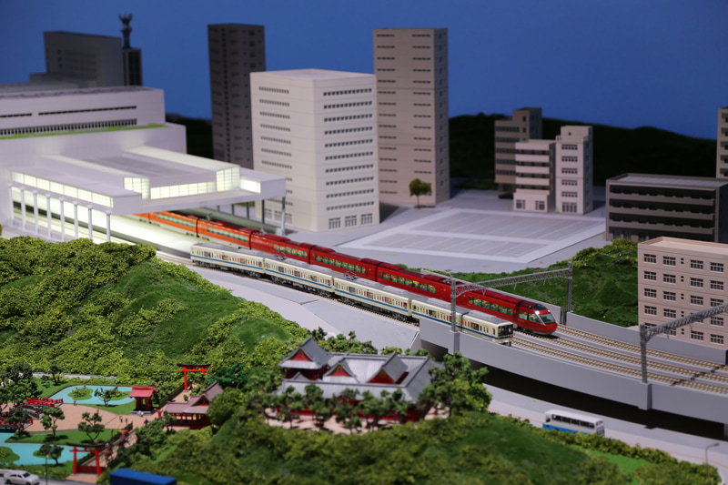 相模大野駅を発車する70000形「GSE」、到着する通勤電車「8000形」