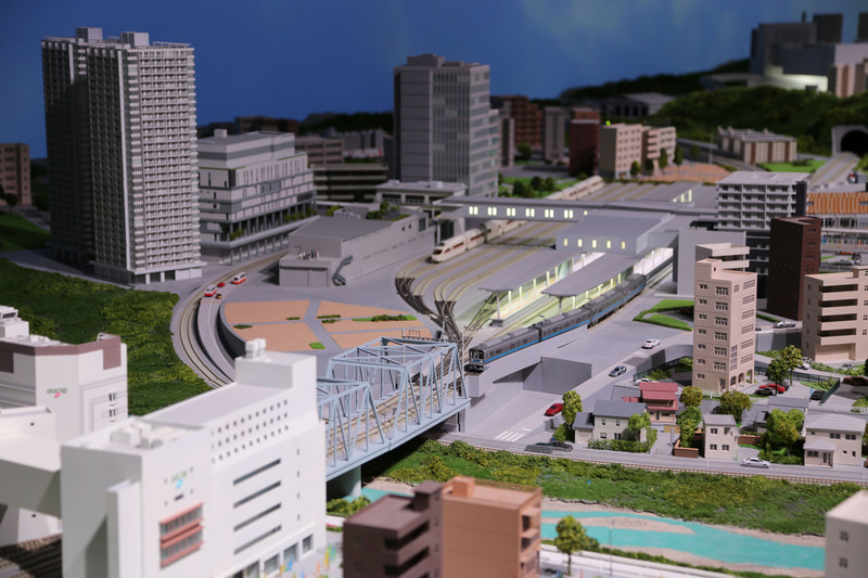 海老名駅にはもちろんロマンスカーミュージアムがある。ステーションテラスに見学者が立っていた