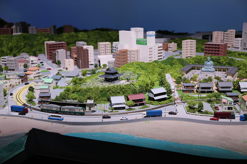 江の島、鎌倉エリアには江ノ電が走る。体験運転可能だ。江の島水族館でイルカが飛ぶギミックもある。コネタ探しも楽しそうだ