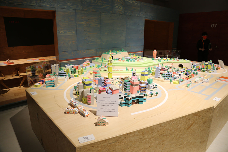 キッズジオラマ。奥の工作室で車体を作り、ジオラマの白い部分に置くと走る