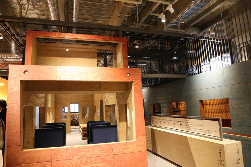 先頭車展望席やその上の運転席で遊べる