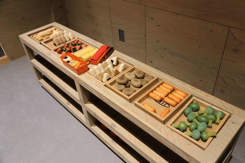 本物の「ロマンスカー弁当」の箱を使っておままごと。玉子焼きがおいしそう(笑)