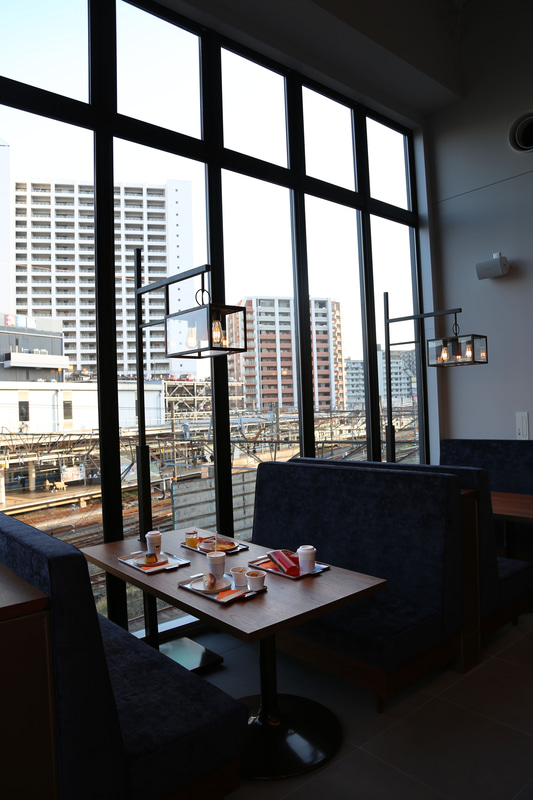 トレインビューでゆったり座れるソファ席がある