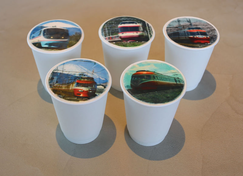 クリームの上に食用インクで描くロマンスカー「飲める車両図鑑」(700円)