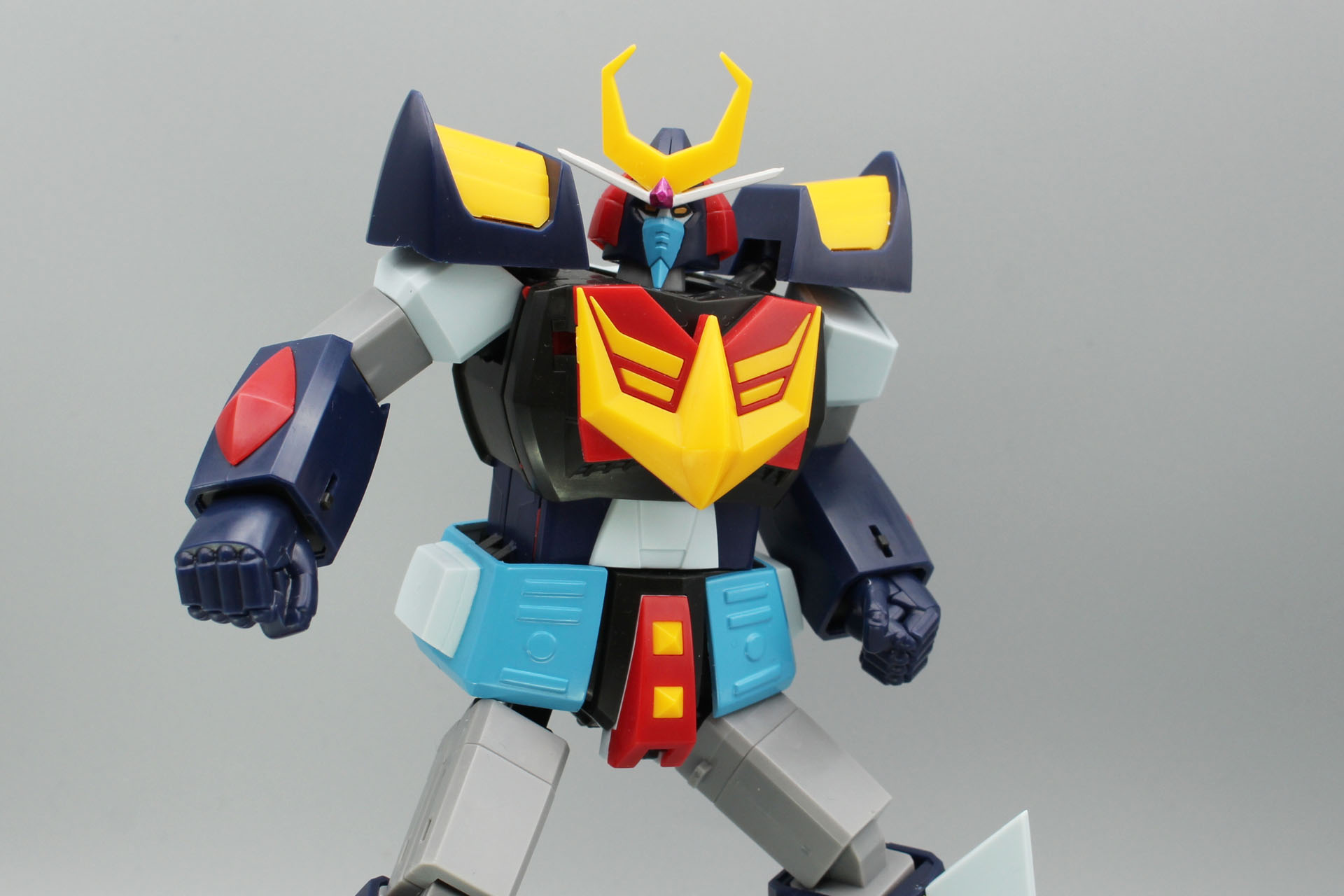 関節の構造からあまり派手なポーズは取れないが、これまでに発売された造形の中では可動も十分に楽しめると思う。なお、一部の写真では別売りの汎用ディスプレイスタンドを使用している。キットそのものは、グッドスマイルカンパニーの「THE シンプルスタンド」に対応している