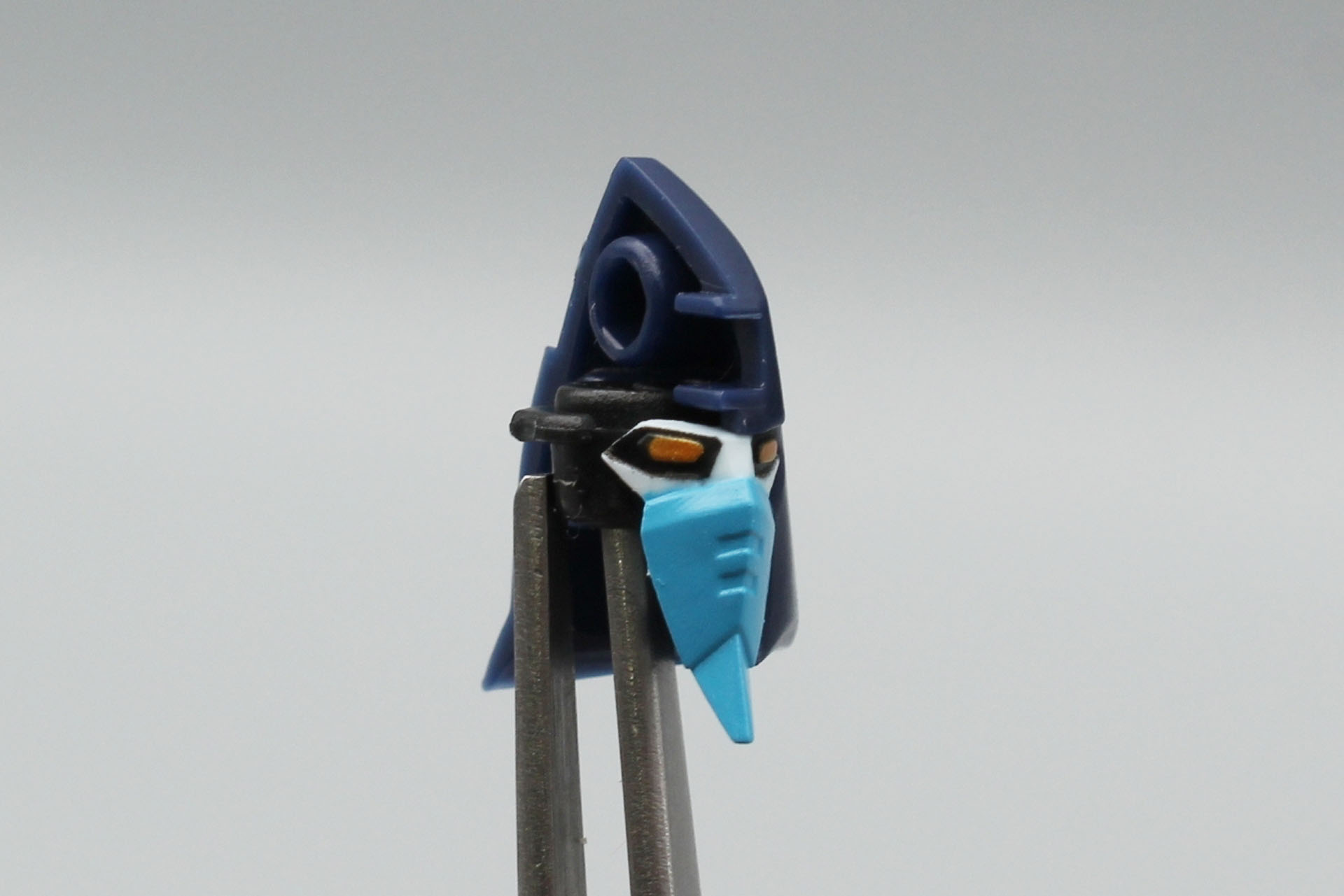 バルディオスの頭部。塗装済みの顔パーツを挟んで頭部を組む