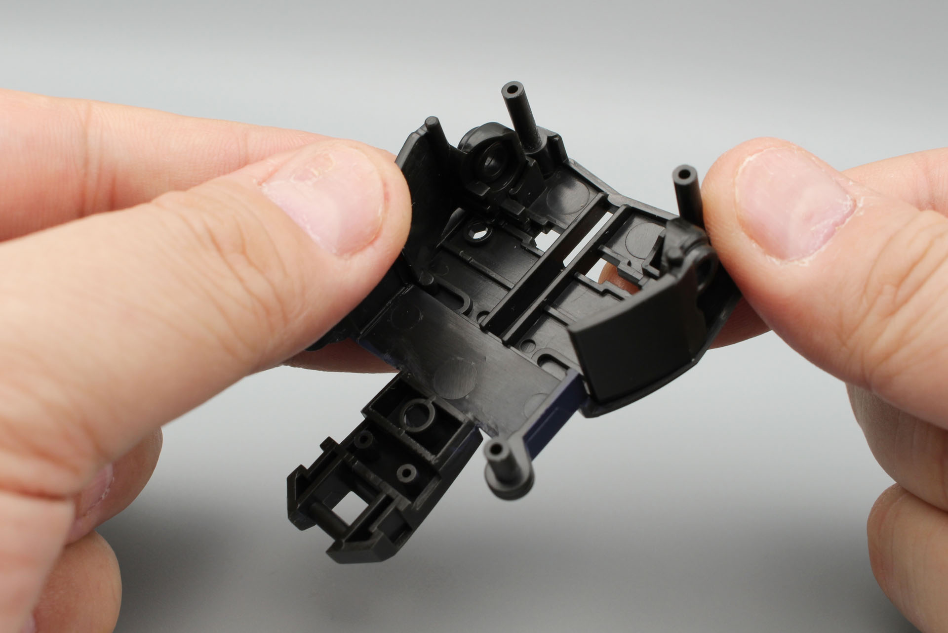 胴体内部の組み立て。腕を取り付けるパーツは左右にスライドする