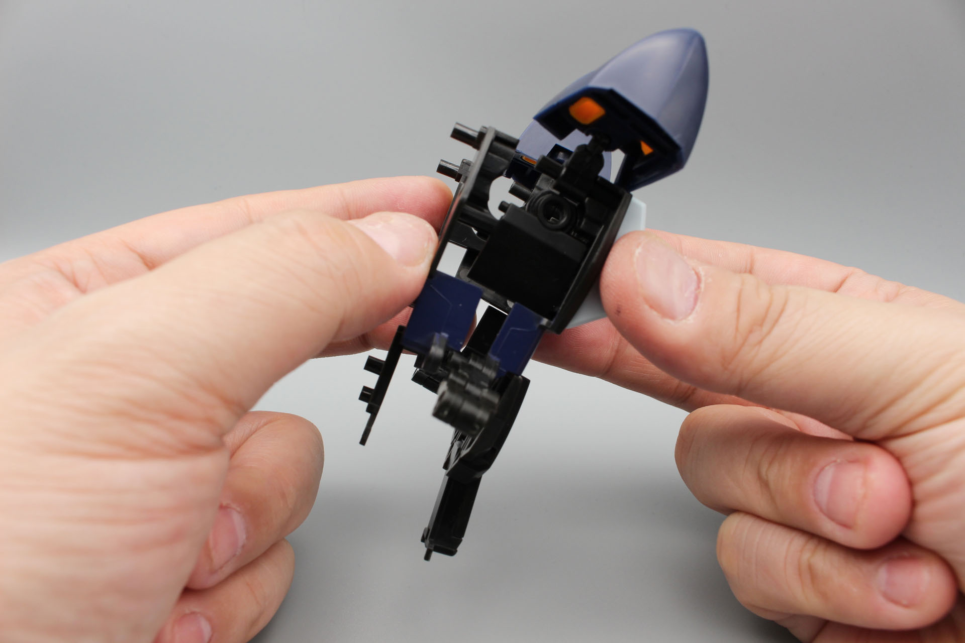 肩アーマー、腰アーマーのジョイントなどを取り付けて、パネルをはめ込む