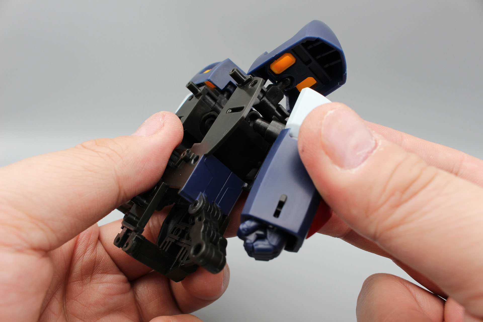 両腕を取り付け。カチッと音がするまでしっかりとはめ込む