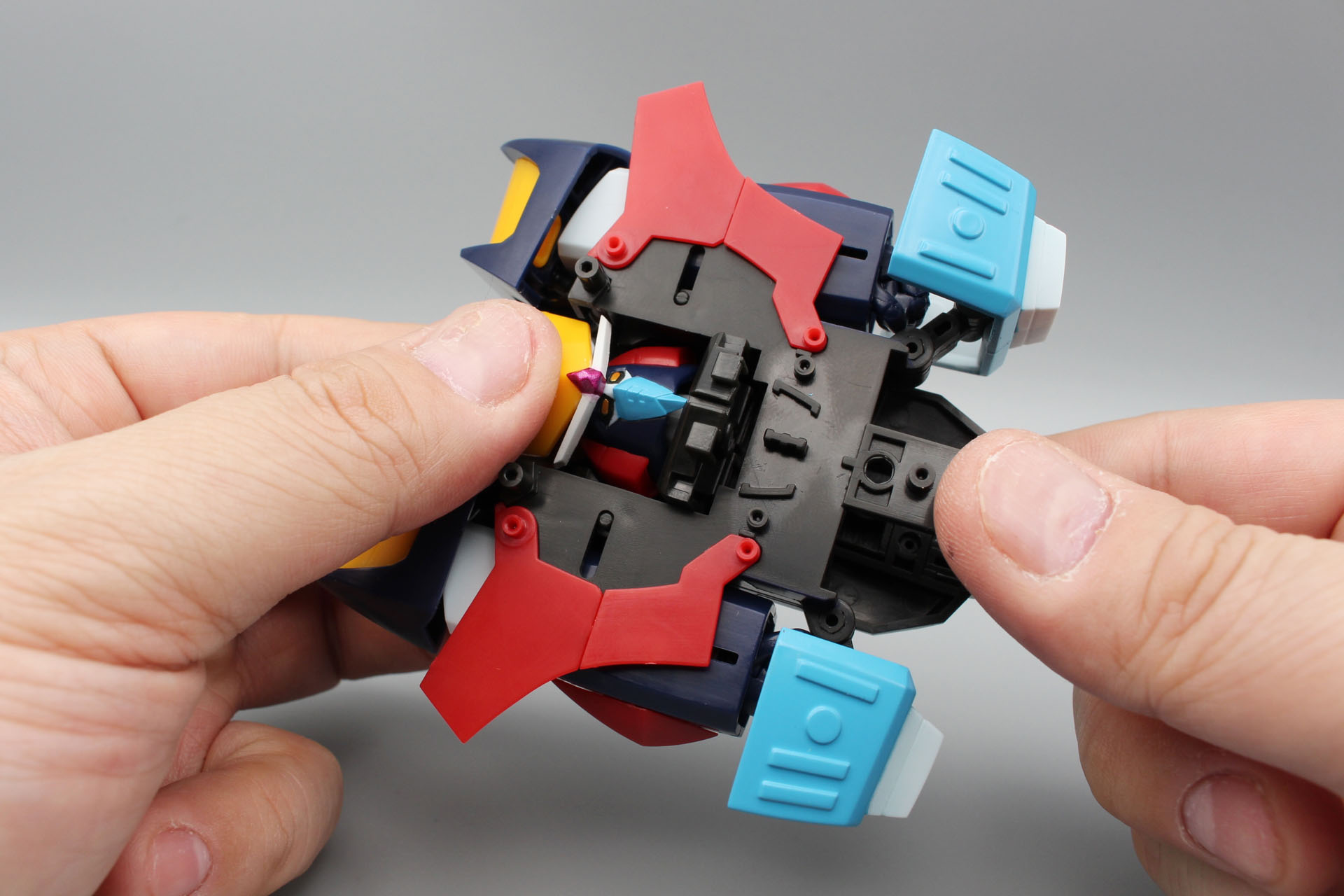 翼、腰アーマーを取り付け、最後に頭部を差し込む