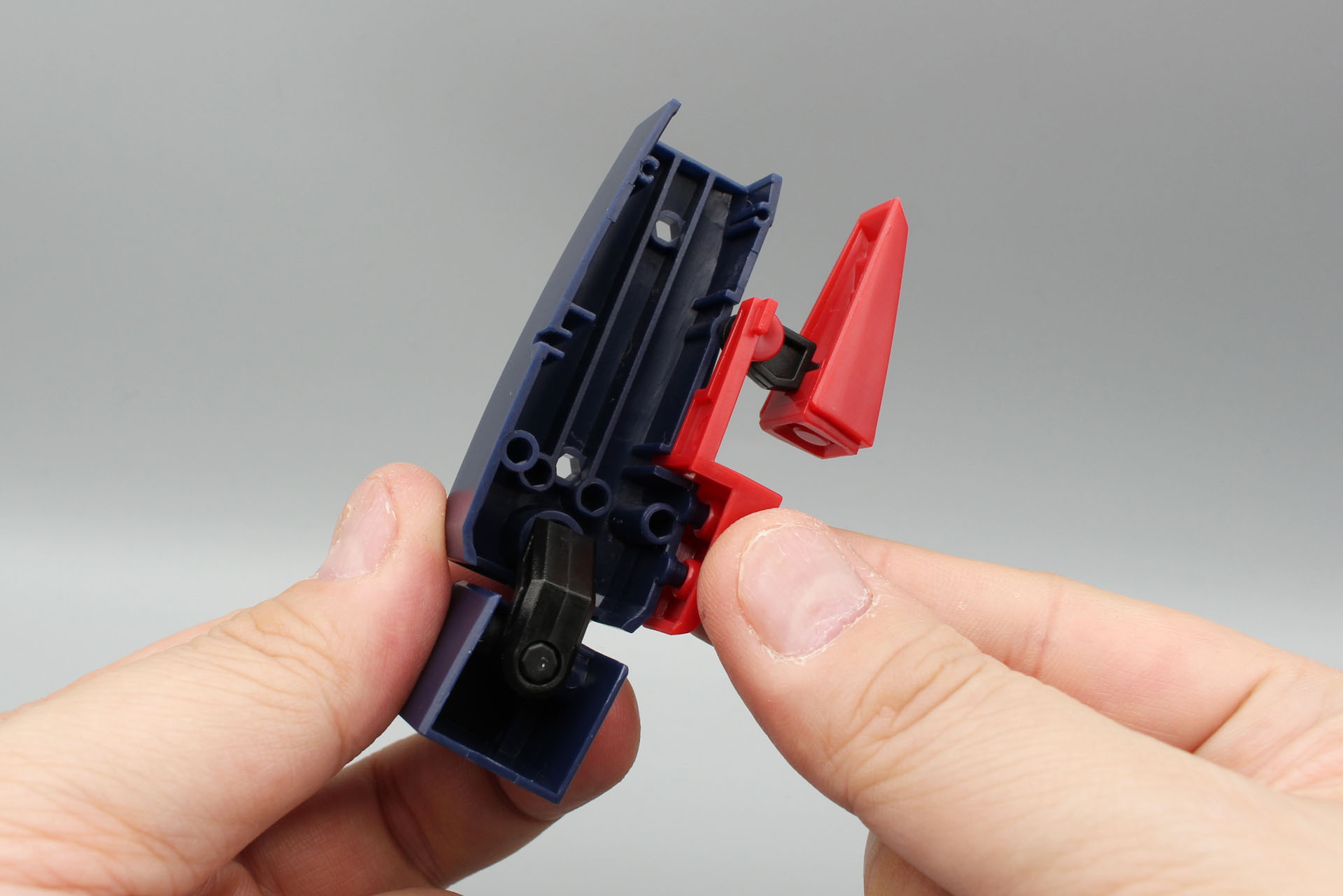 バルディプライズ上部のパーツに、足首とバルディミサイルのパーツを取り付ける