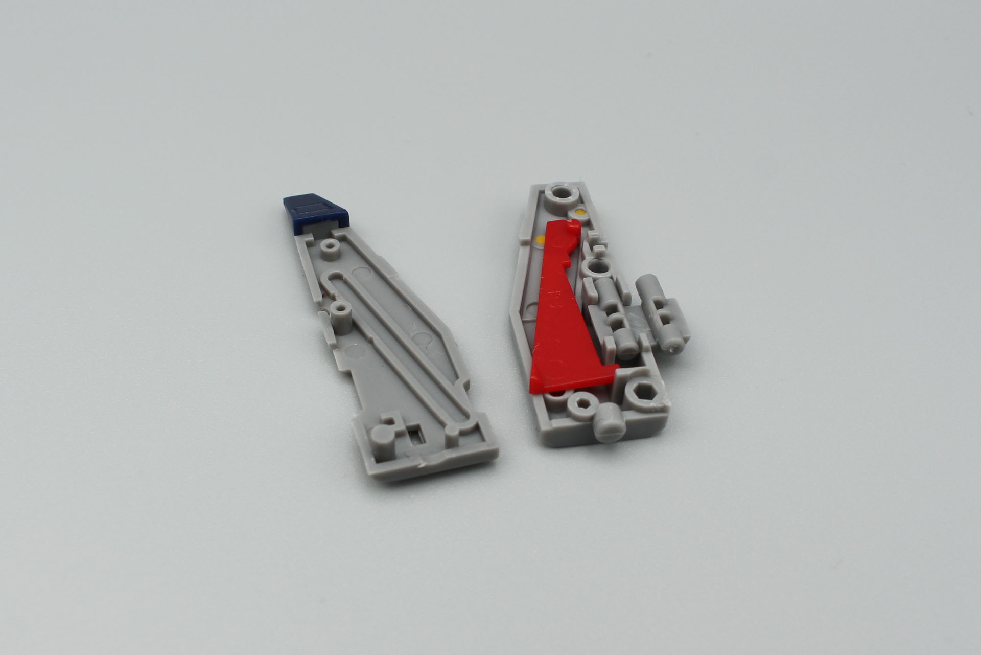 機首となる部分。翼のパーツを挟み込んで組み立てる