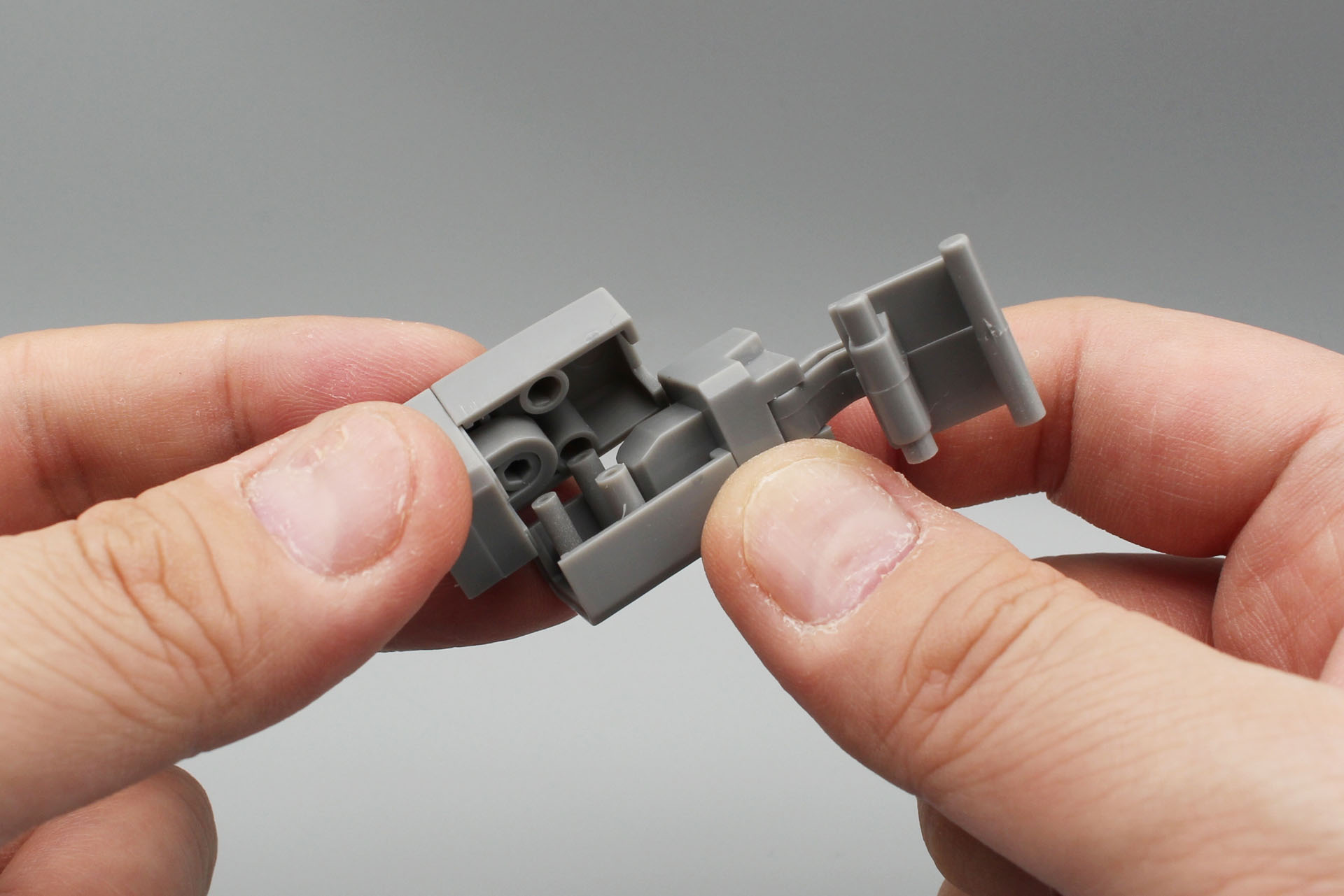 バルディオスの右ヒザとなる関節パーツを組み立てる