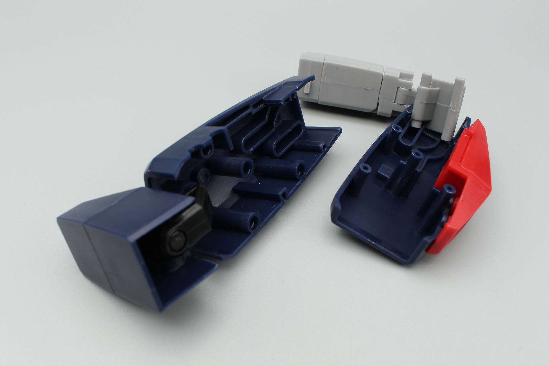 関節パーツをスネ内部のレールに合わせて組み付ける