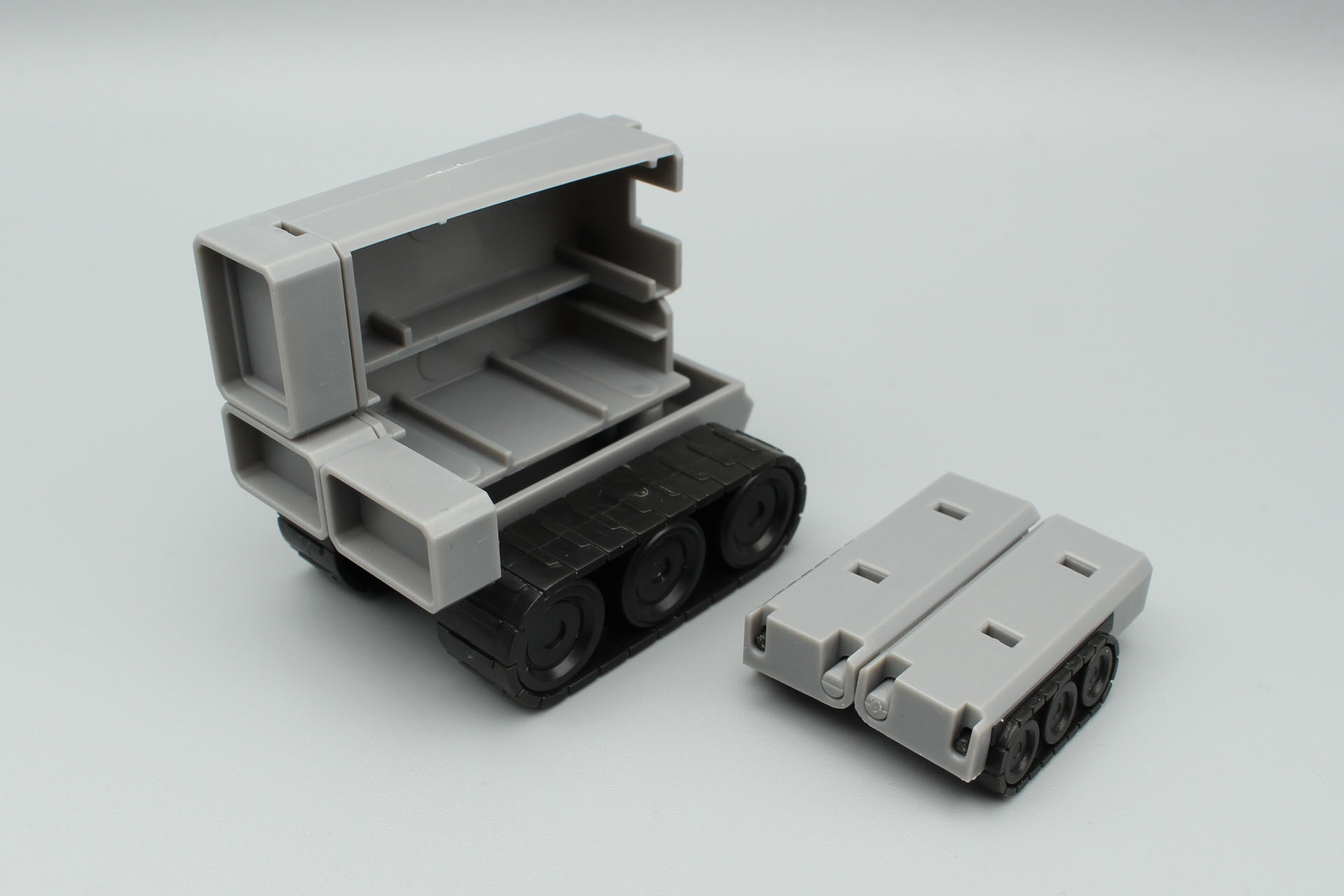 左が形状重視パーツ。大きなクローラーは劇中に近いものとなる