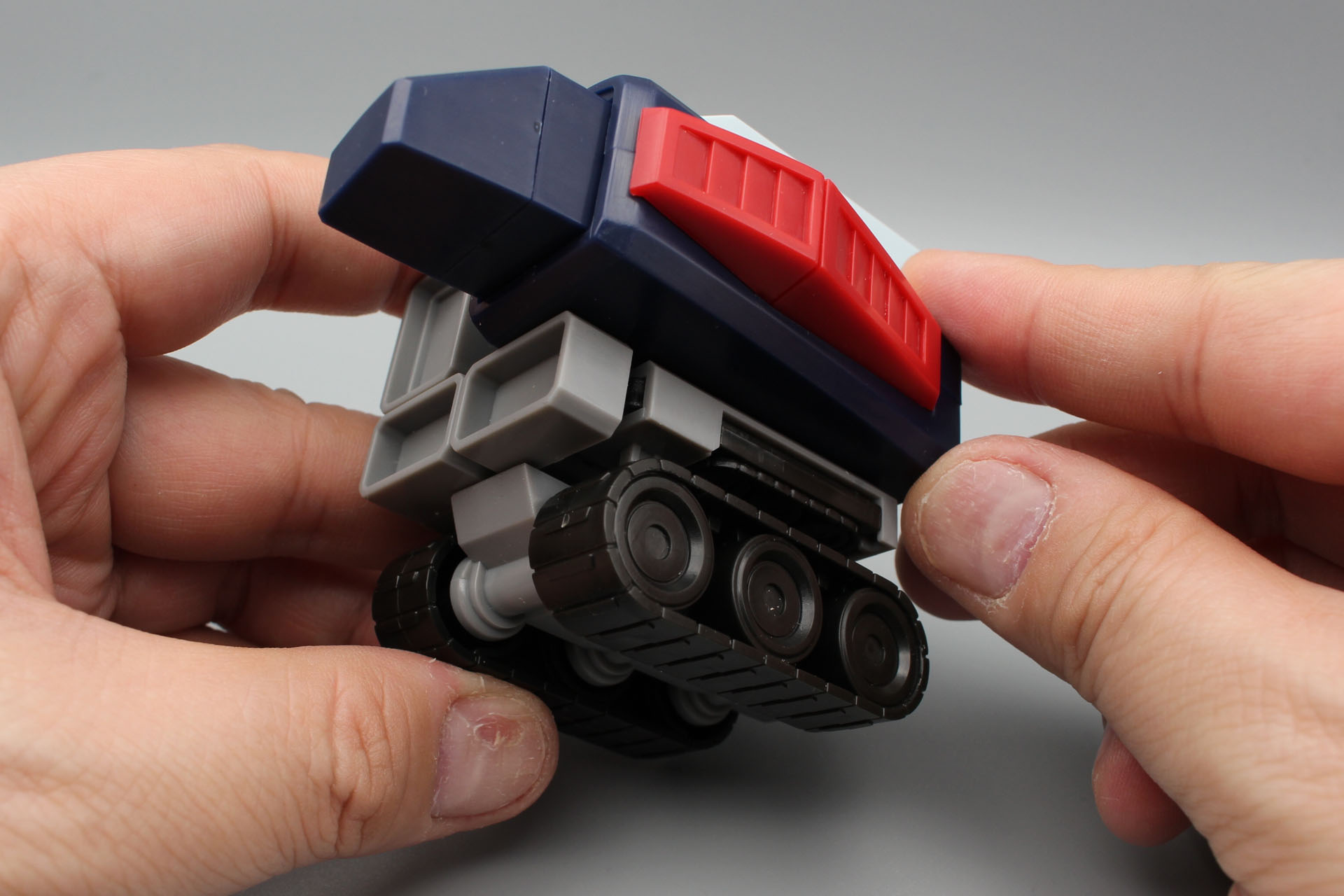 クローラーを取り付けた本体を、形状重視パーツにはめこむ