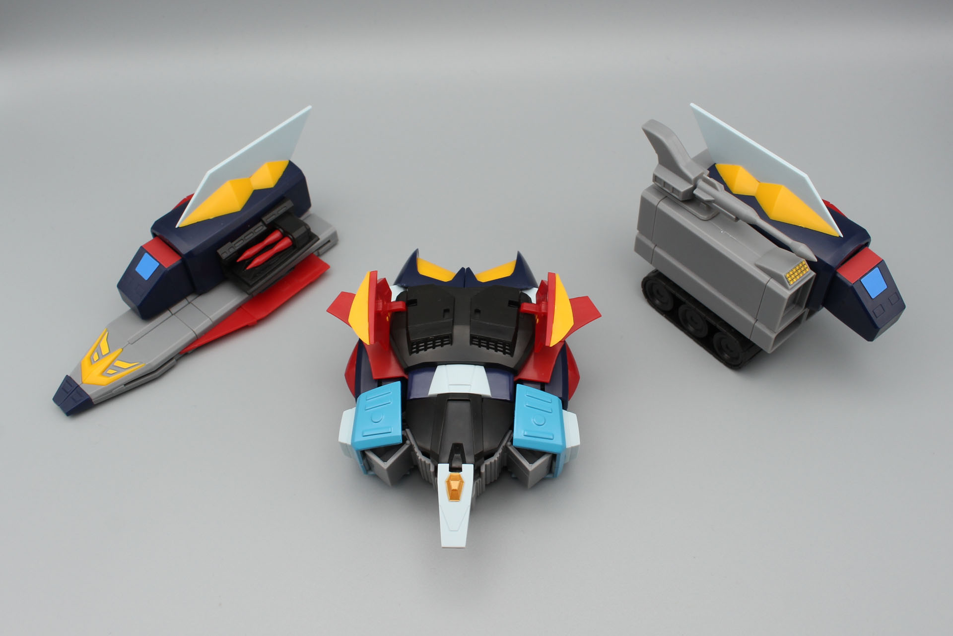 左からバルディプライズ、パルサバーン、キャタレンジャー