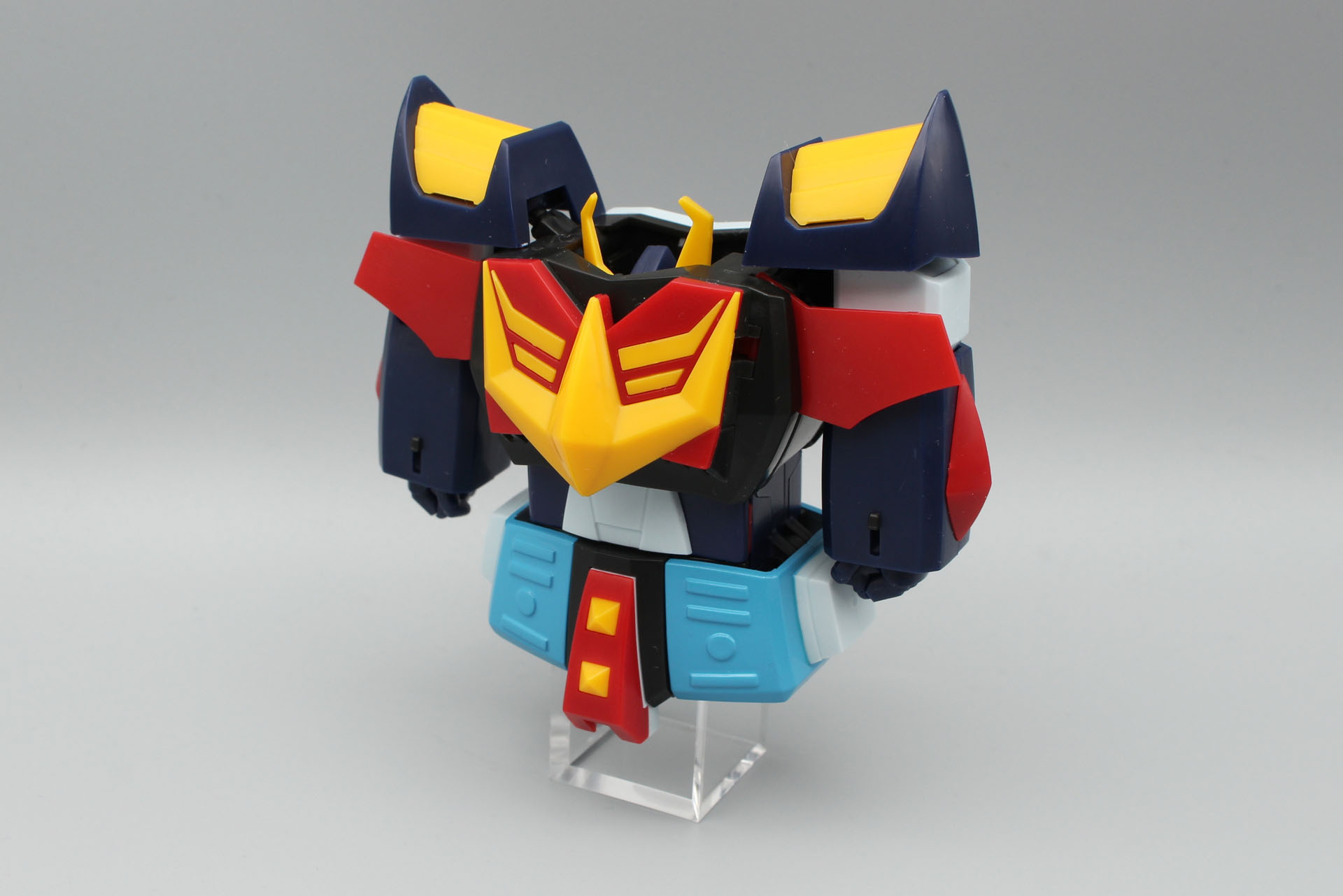 腰のアーマーを腰にフィットさせて、下の翼を折りたたむ。肩アーマーも展開