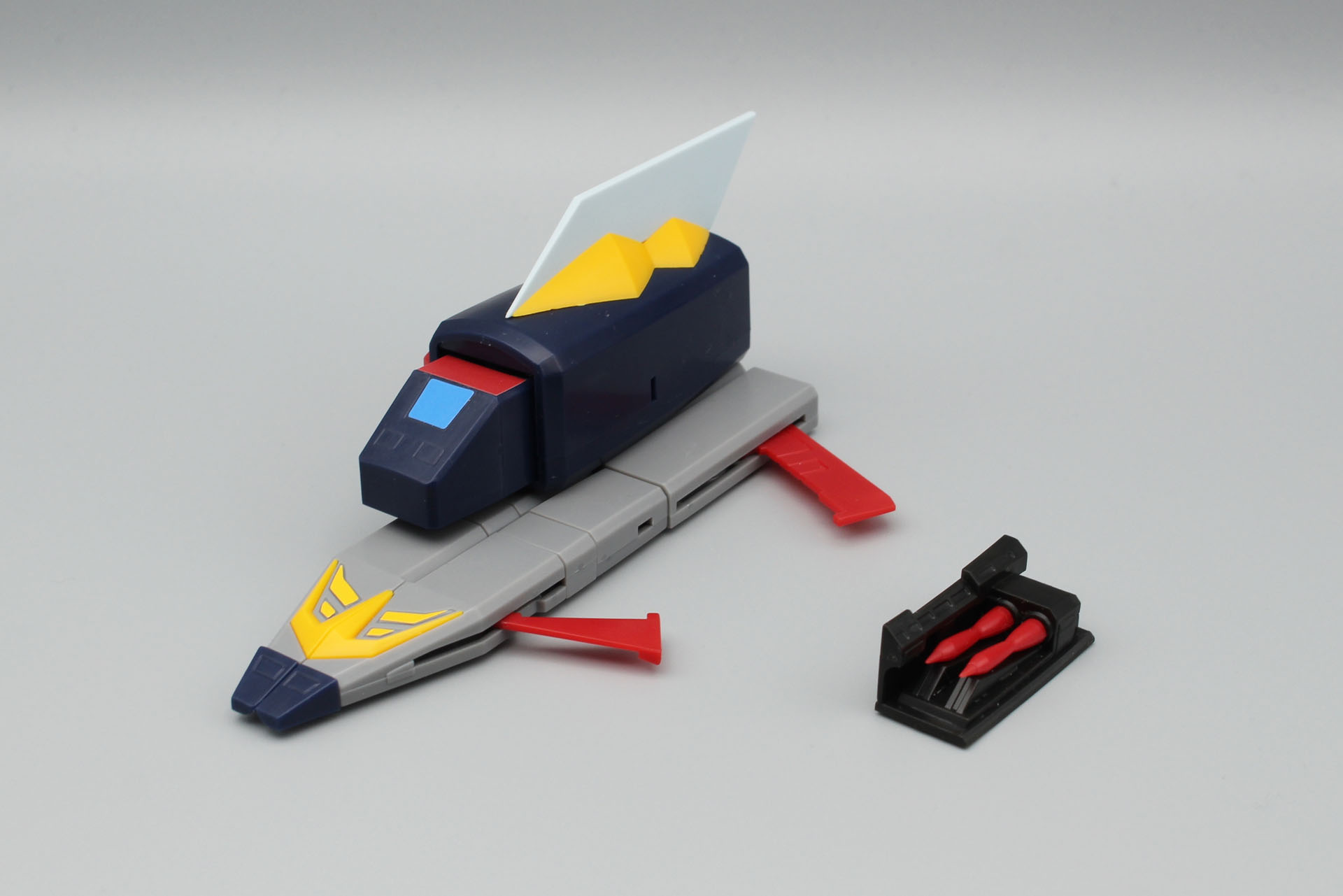 主翼は広げると収納できるようになる。ミサイルパーツも取り外しておく