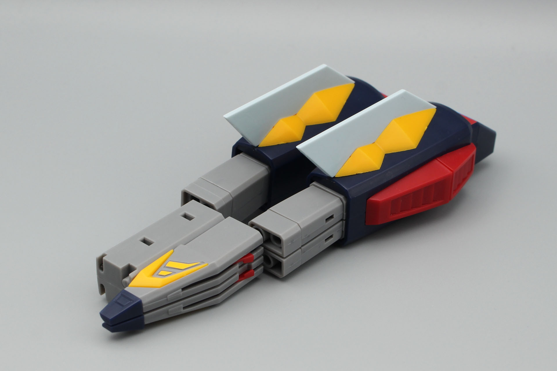 先端のブロックを両方から取り外して接続すると脚部ユニットになる