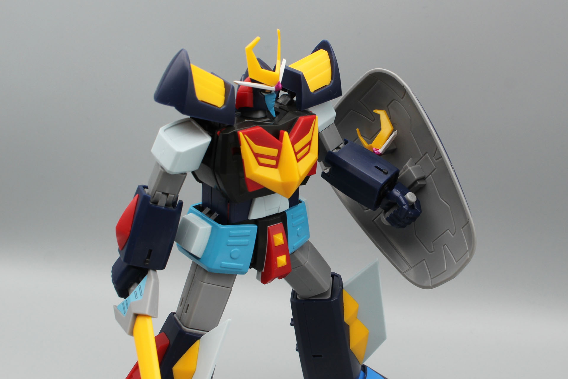 盾のバルディガードの裏には、頭部の飾りパーツを収納しておける