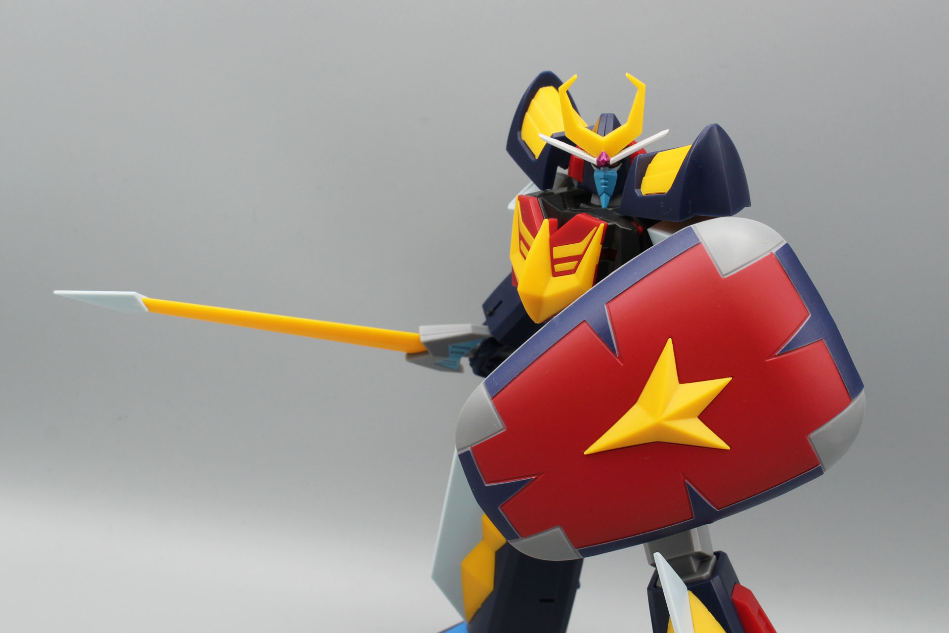 関節の構造からあまり派手なポーズは取れないが、これまでに発売された造形の中では可動も十分に楽しめると思う。なお、一部の写真では別売りの汎用ディスプレイスタンドを使用している。キットそのものは、グッドスマイルカンパニーの「THE シンプルスタンド」に対応している