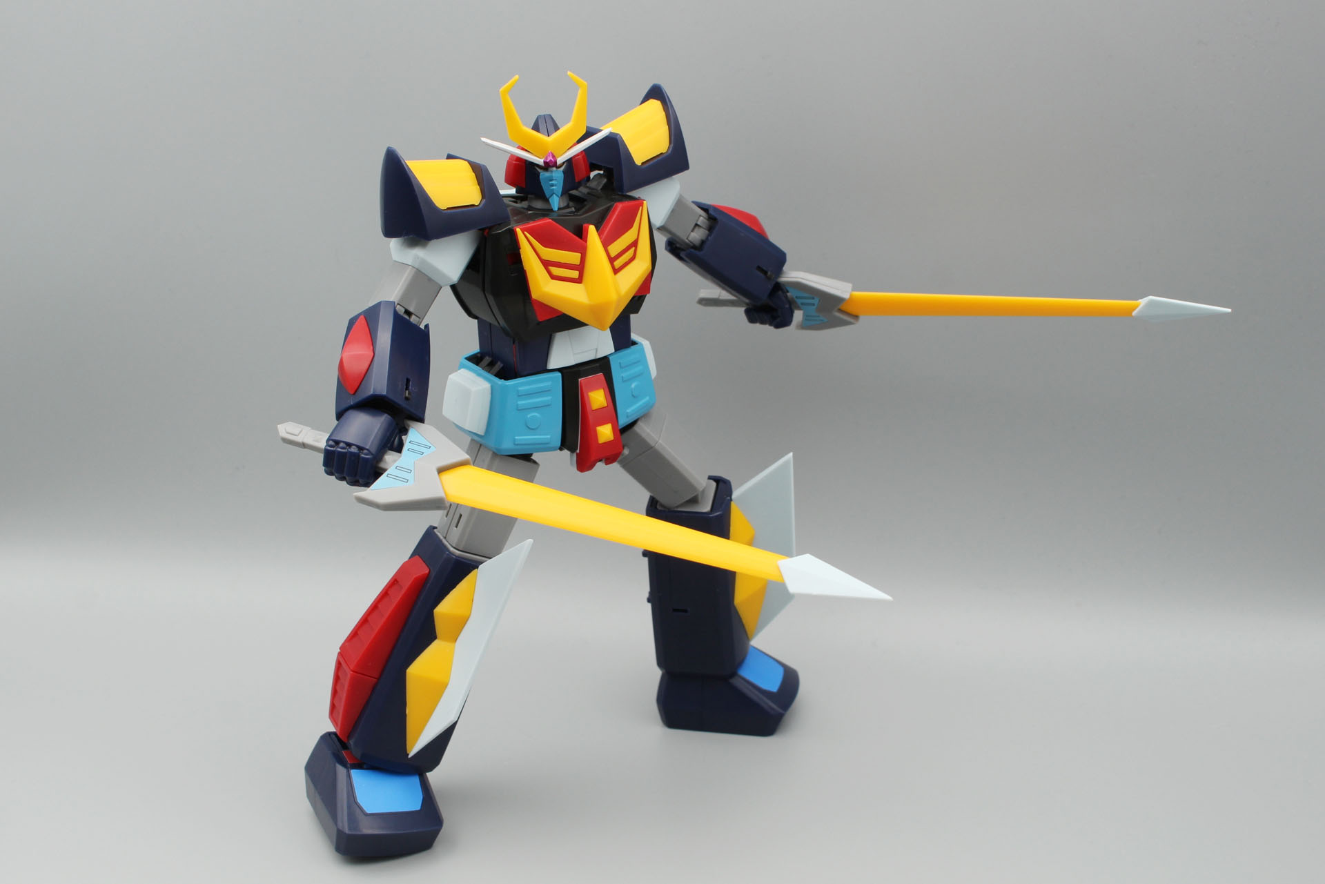 関節の構造からあまり派手なポーズは取れないが、これまでに発売された造形の中では可動も十分に楽しめると思う。なお、一部の写真では別売りの汎用ディスプレイスタンドを使用している。キットそのものは、グッドスマイルカンパニーの「THE シンプルスタンド」に対応している