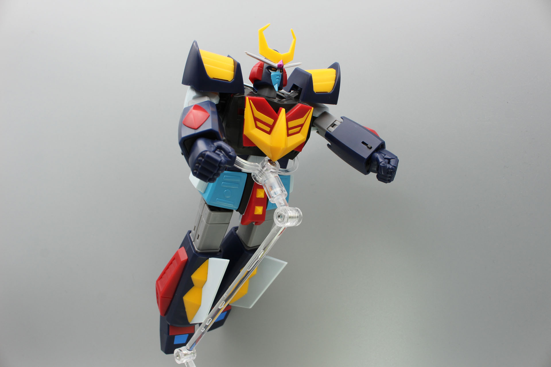 関節の構造からあまり派手なポーズは取れないが、これまでに発売された造形の中では可動も十分に楽しめると思う。なお、一部の写真では別売りの汎用ディスプレイスタンドを使用している。キットそのものは、グッドスマイルカンパニーの「THE シンプルスタンド」に対応している