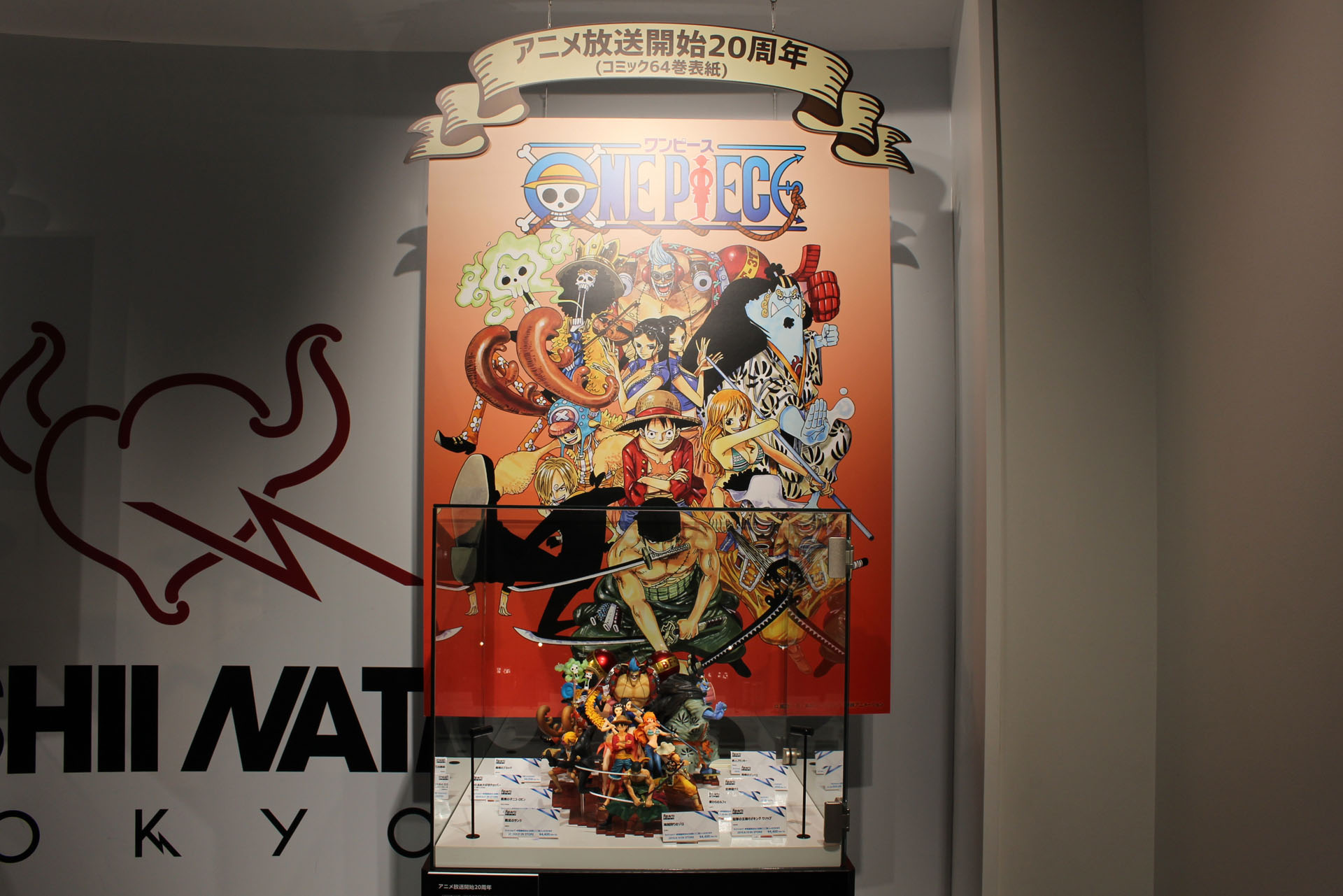 ビジュアルとフィギュアを並べて展示。解説もぜひ読んでみてほしい
