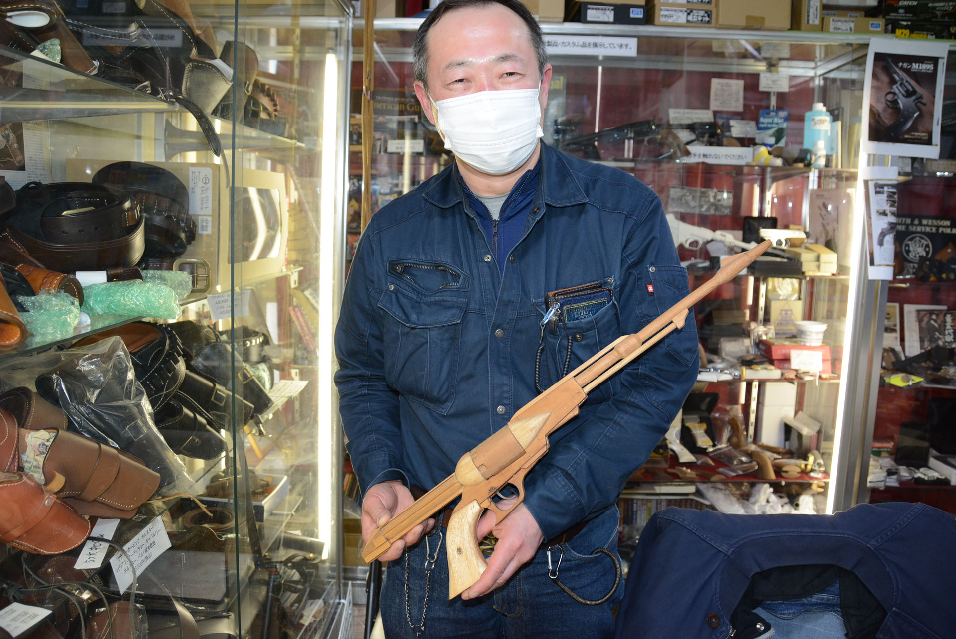 高木氏が中学生の時に作った戦士の銃の木製モデル。この後取り回しのしやすい小型モデルも制作したという