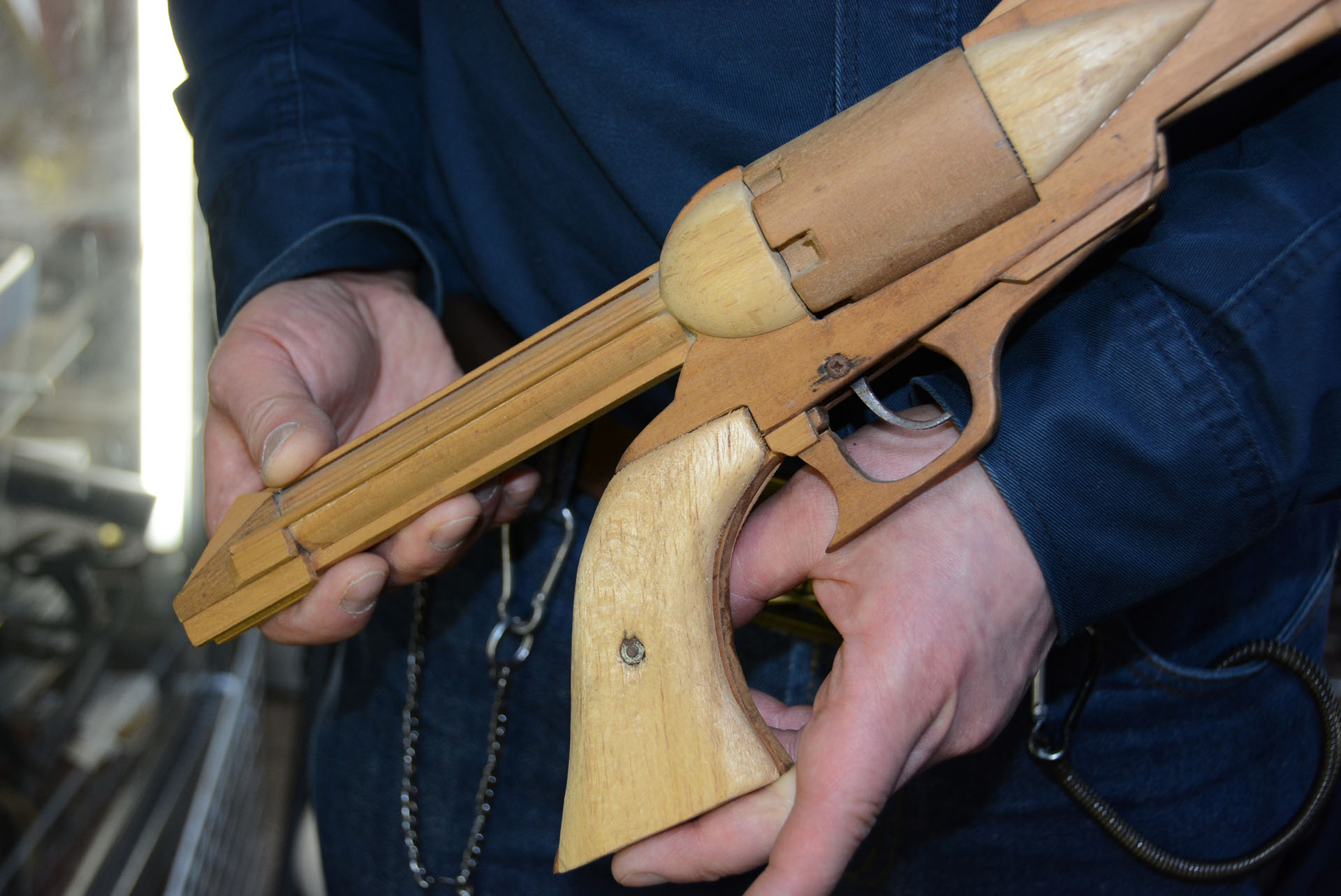 高木氏が中学生の時に作った戦士の銃の木製モデル。この後取り回しのしやすい小型モデルも制作したという