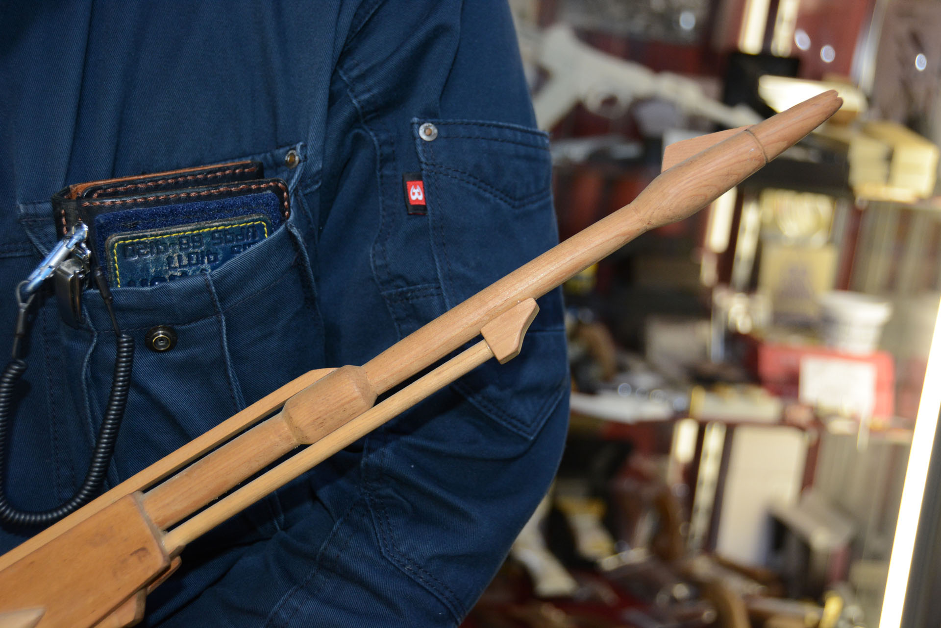 高木氏が中学生の時に作った戦士の銃の木製モデル。この後取り回しのしやすい小型モデルも制作したという