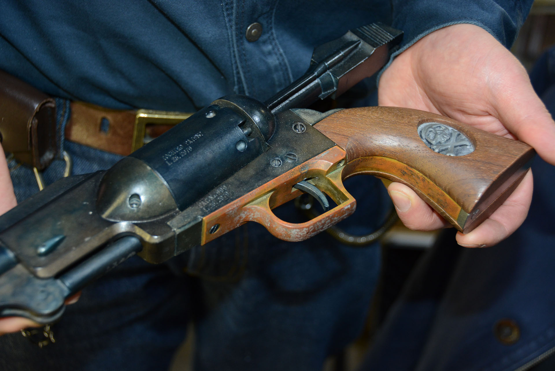 1999年に発売されたバイス製の戦士の銃。金属バージョンと樹脂バージョンが何タイプか発売された。高木氏自身のコレクションは、自身で黒の塗装を施したとのこと