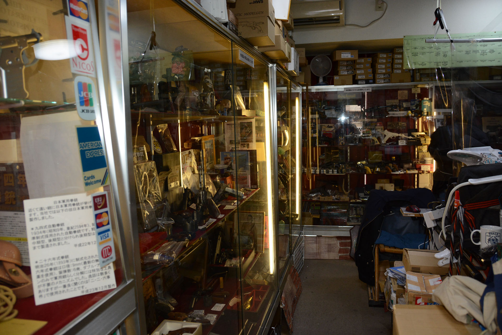 ハートフォードは東京と名古屋に直営店があり、こちらは東京店。様々なモデルガンや部品、資料が展示・販売されており、ワクワクさせられる