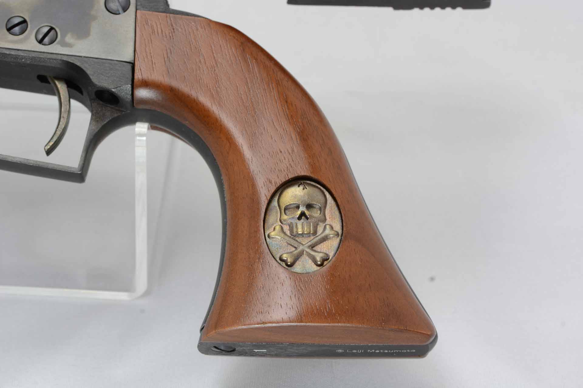 戦士の銃にはまっている髑髏のメダリオン。下顎がない、組み合わさっている骨の細さ、頭部のヒビなど戦士の銃で使われているメダリオンは松本氏の監修を受けた「松本ドクロ」となっている