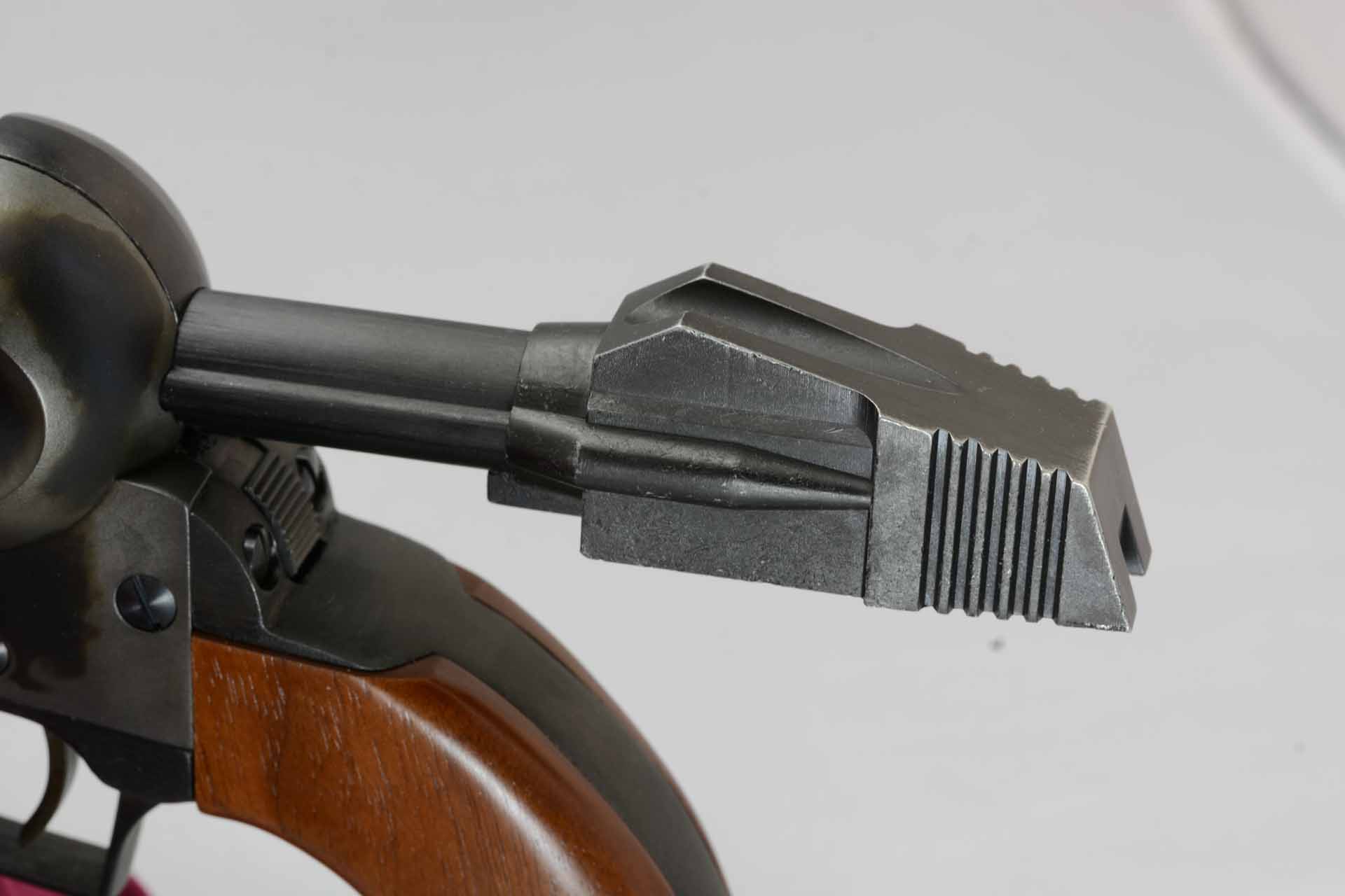 松本作品の「コスモガン」を象徴する後部ハンドル