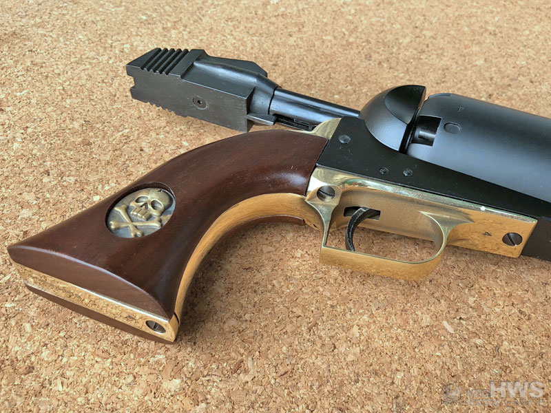 星野鉄郎が使っていた戦士の銃を再現。真鍮製のトリガーガードが特徴