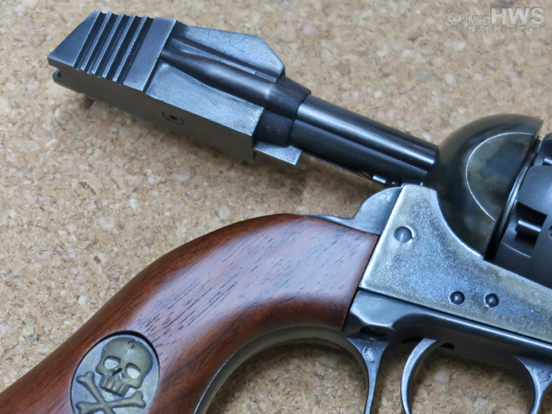 歴戦の勇者であるハーロックが使っている銃であることをイメージし、ハンドル部分などに塗装がはげた「エイジド加工」。実銃の焼き入れの雰囲気を再現した「ケースハードン処理」が施されている。ハートフォードのモデルガン技術を注ぎ込んだ商品だ。