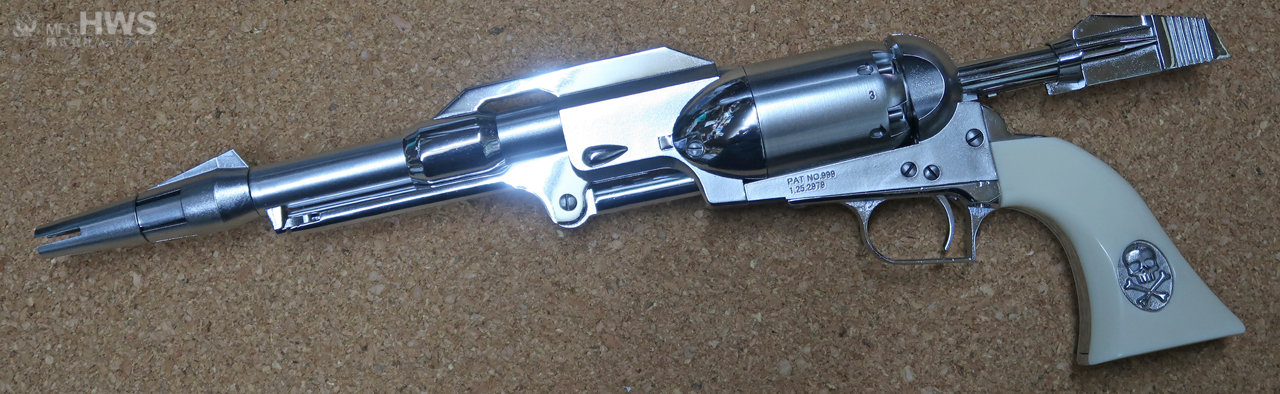 美しいシルバーメッキ（ジュピターフィニッシュ）にアイボリーグリップ、銀のスカルメダリオンがついた「シリアルナンバー3：メーテルモデル」。これまでのコスモドラグーンと大きく雰囲気が違うモデル。シルバーメッキとアイボリーグリップは、SAAなどでも人気のアレンジだ