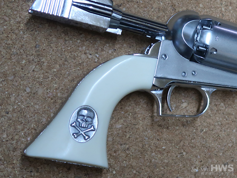 美しいシルバーメッキ（ジュピターフィニッシュ）にアイボリーグリップ、銀のスカルメダリオンがついた「シリアルナンバー3：メーテルモデル」。これまでのコスモドラグーンと大きく雰囲気が違うモデル。シルバーメッキとアイボリーグリップは、SAAなどでも人気のアレンジだ