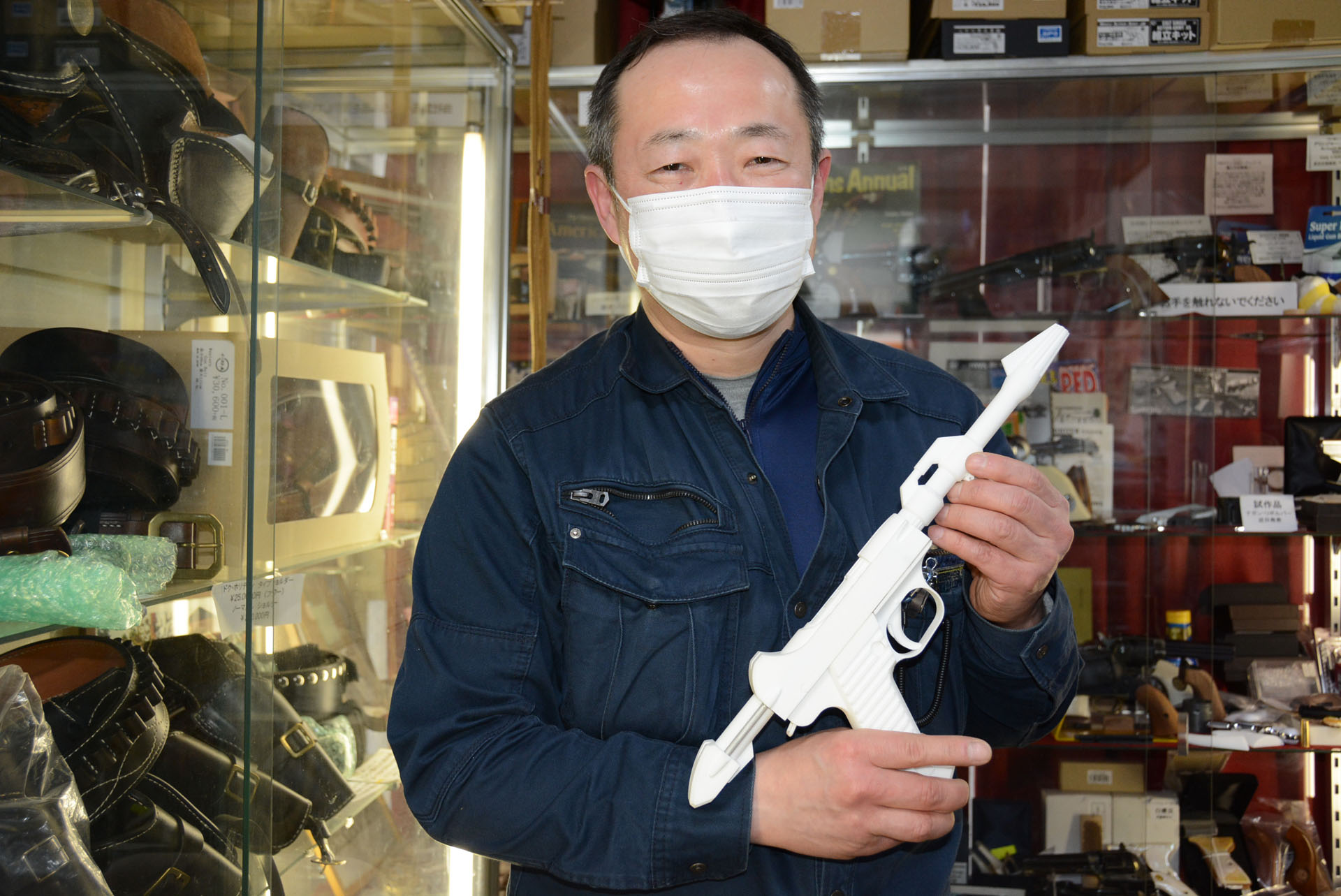 戦士の銃との共通の意匠も感じられるコスモガン。こちらもかなり大型の銃になりそうだ