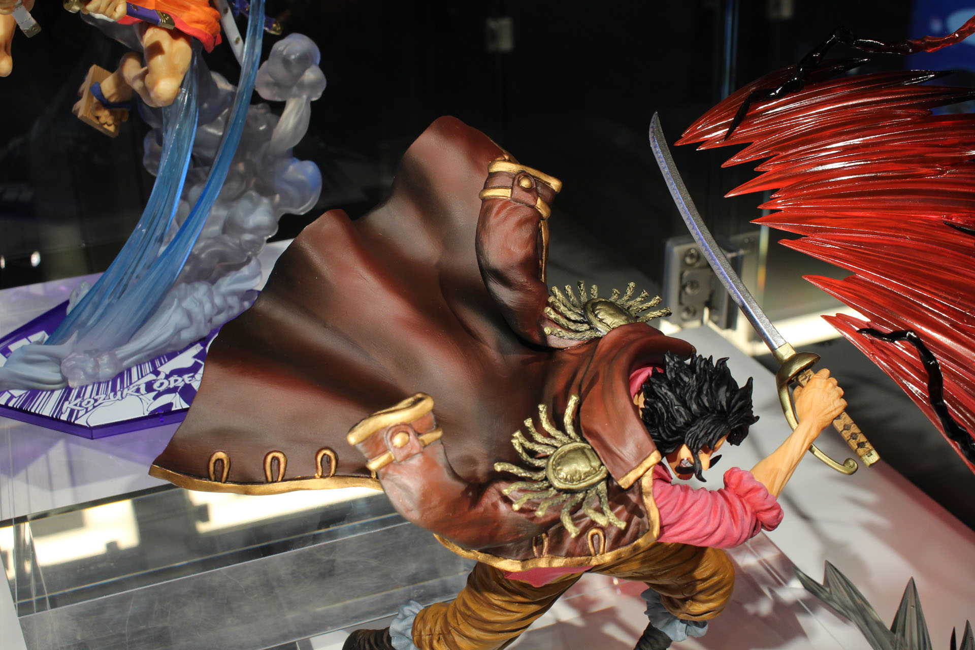 勢いになびくコート。陰影の塗装や肩の飾りの再現も見事だ