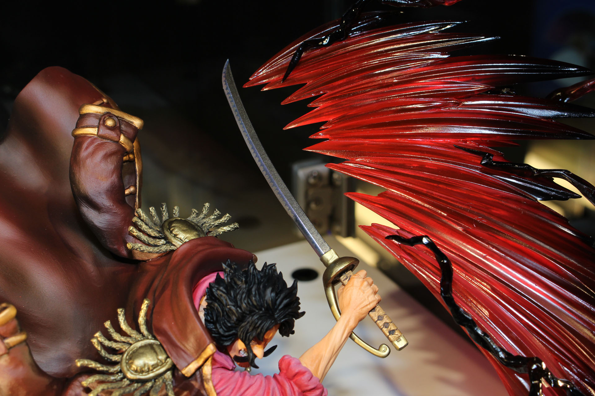 手にしたカトラスにはうっすらと刃文が入っている