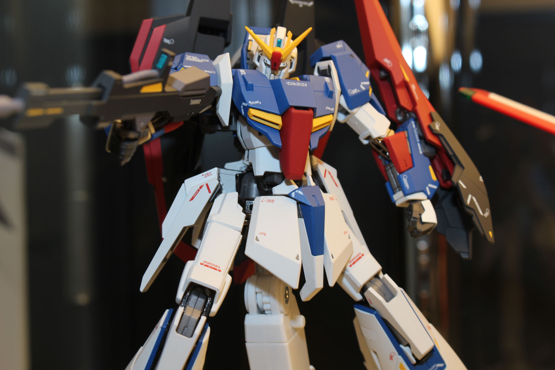 「GUNDAM FIX FIGURATION」のようなシャープな造形と、アクションフィギュアとしての可動を両立させたZガンダムだ