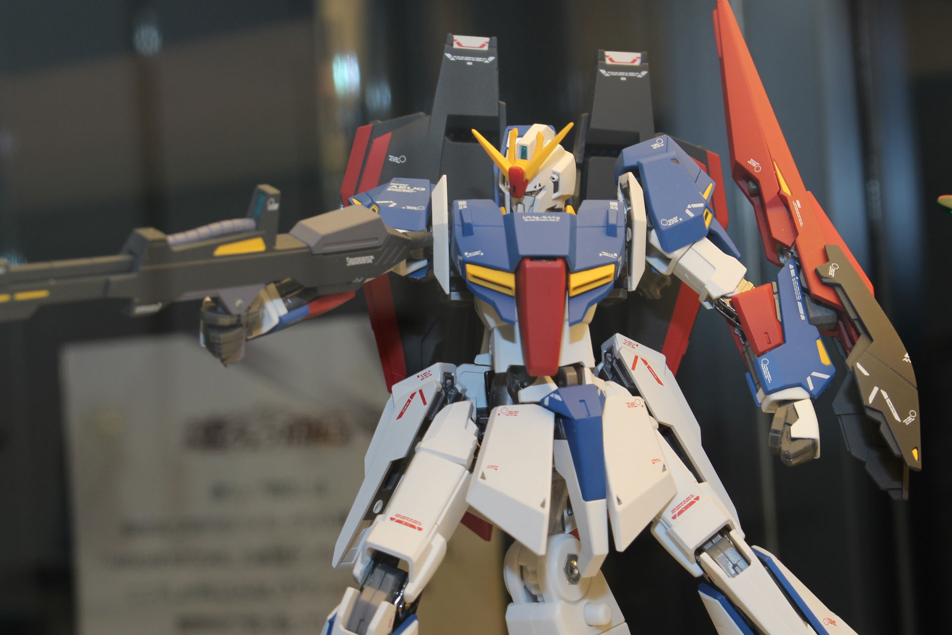 一部にメタリック塗装を施した本体には、新規デザインのマーキングた多数プリントされている