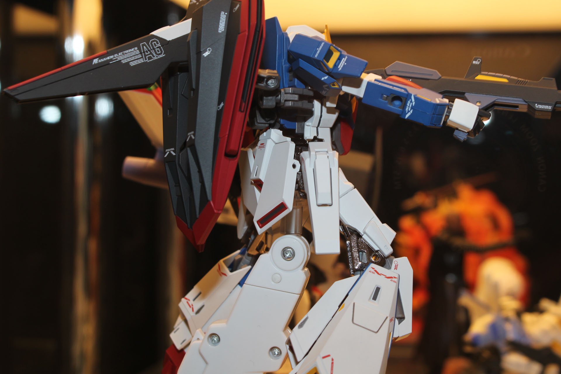 機体の隙間からは変形機構に関連した可動すると思われるパーツが確認できる